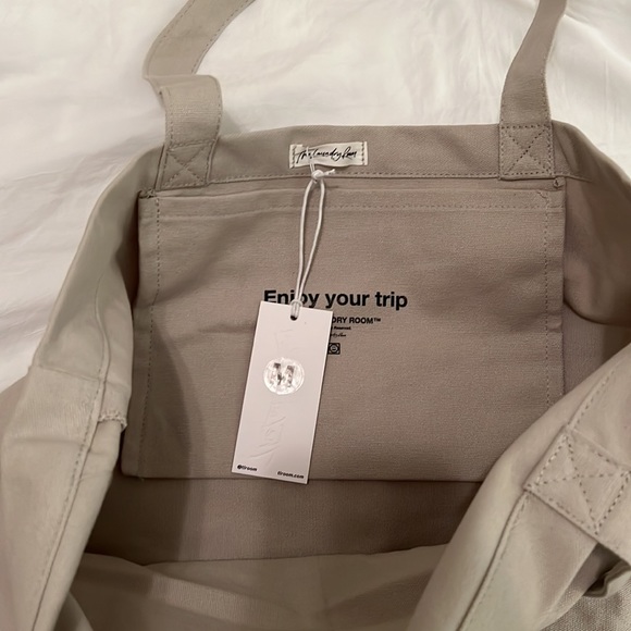 The Laundry Room x MM Big Trip Tote - Picture 6 of 7